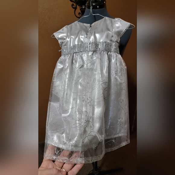 Custom-made/hand-sewn silver snowflake baby dress - Picture 2 of 5